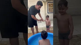 اموري تبول في المسبح شوف اصار 