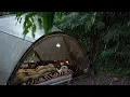 Download Lagu Solo Kamperen in de hevige regen, liggend op bed in een gezellige tent en ontspannen tijd