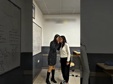 المُدرّسة قالت لكل طالبة إنها هتسيب المدرسة… ورد فعلهم أثر فيها! 🥹❤️