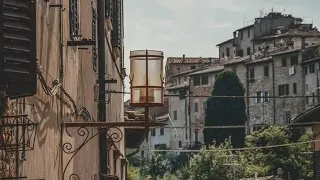 هي الدنيا جرى فيها ايه حتى الناس صبحت مش هي ابكي ياقلبي علي الحنيه   دندنها