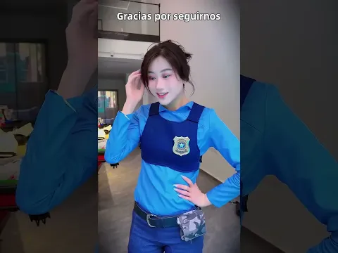 Un policía hombre realmente come alimentos del…#viral #humor #cosplay #funny