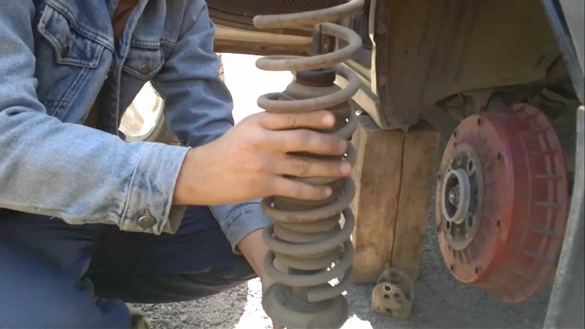 Пружина амортизатора автомобиля. Пружинная подвеска автомобиля. Пружина амортизатора ваз 2110. Задние стойки форд фьюжн 1. Как поменять пружину заднего амортизатора.