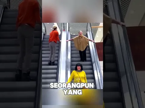 dia membantu nenek yang takut naik eskalator💕