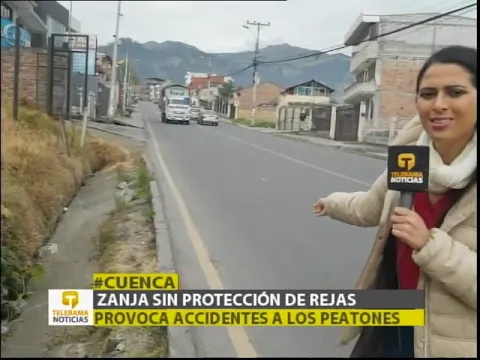 Zanja sin protección de rejas provoca accidentes a los peatones