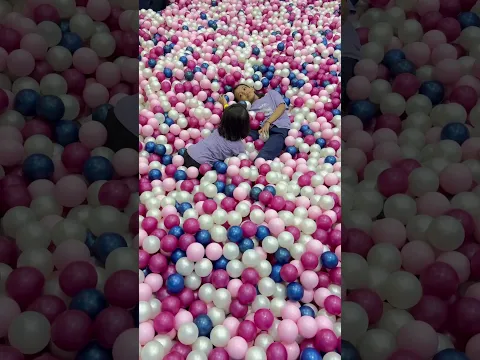 Mandi Bola Bareng Adik Senja