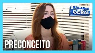 Vendedora surda grava descriminação de colegas e procura a polícia