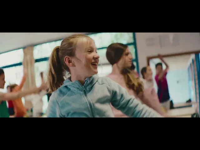 <h2><b>Bouger n&rsquo;est pas une option : <br />c&rsquo;est notre langage originel.</b></h2>
<p><br /><strong>La nature est sans cesse en mouvement et l&rsquo;humain aussi est fait pour &ccedil;a.</strong></p>
<p>Pourtant aujourd&rsquo;hui, trop souvent, nous restons assis des heures, fig&eacute;s devant nos &eacute;crans. Et la sant&eacute;, individuelle et collective, en paie le prix. Nous avons imagin&eacute; un futur o&ugrave; le mouvement redevient une &eacute;vidence. O&ugrave; chacun retrouve son rythme naturel.</p>
<p>Ce film de 2&rsquo;50 est plus qu&rsquo;une vid&eacute;o : c&rsquo;est un outil collectif. Nous vous invitons &agrave; vous en emparer, &agrave; l&rsquo;utiliser dans vos &eacute;coles, entreprises, cabinets, associations, collectivit&eacute;s&hellip; et &agrave; le partager autour de vous.</p>
<p>Plus on s'aligne sur un cap commun, plus on a de chances de faire de cette vision une r&eacute;alit&eacute;.</p>