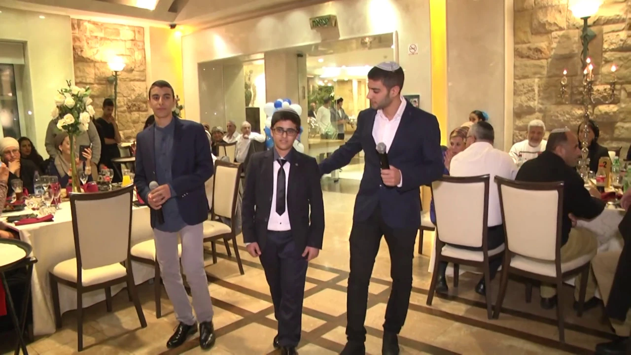 הזמרים אביתר ועוזיה צדוק שרים לשגיב אחיהם בבר המצווה שלו -"יברכך"