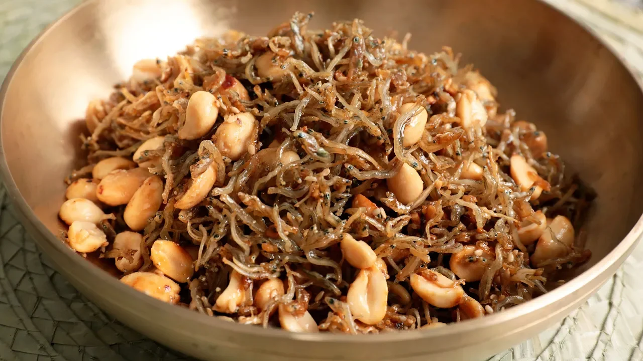 Sweet, crunchy & nutty anchovies (Myeolchi-ttangkong-bokkeum: )