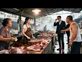 Download Lagu Ibu Tunggal Penjual Babi Dibully—CEO Turun Tangan Membelanya, Ternyata Dia Ayah Bayinya!