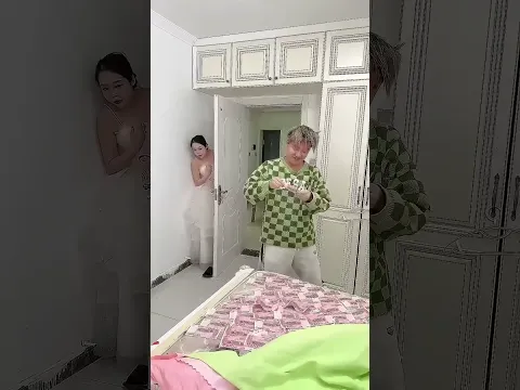 突袭男友8年小金库，翻出满满一床的私房钱后我彻底惊呆了！#恶搞姐妹 #搞笑 #整蛊 #funny