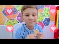 El primer día de escuela de Oliver | Diana y Roma en español