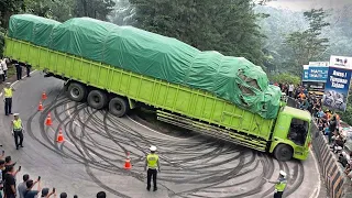 MUSTAHIL BISA LEWAT !!! DRAMA HARI INI, Truk Hino Super Panjang Terjebak di Tikungan Sitinjau Lauik