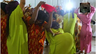 warembo kiuno bila mfupa wapagawa wakata miuno nguo za chanika wanajua kutunza nyie shuhudia