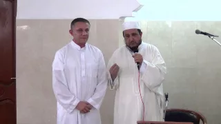 الشيخ كمال نور 06 06 2014 فرنسي يعتنق الإسلام و يعلن الشهادة في المسجد 
