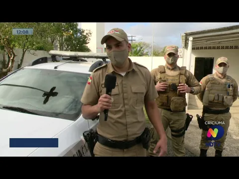 Pai esfaqueia filhos, coloca fogo na casa e adolescente morre