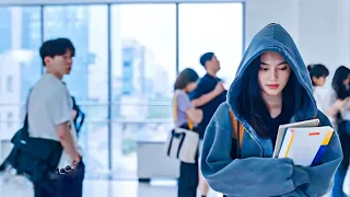 طالبه رقيقه كل مابتحب حد بتكتشف أن صاحبتها بتحبه وفجأة يظهر شاب جميل بيتظاهر أنه حبيبها وبغير حياتها 