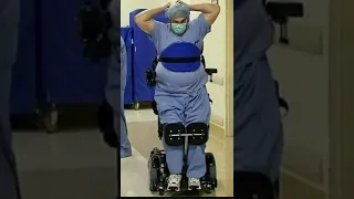 طبيب جراح مصاب بشلل نصفي يجري عمليات جراحية لمرضاه وهو واقف علي كرسي متحرك 