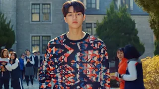 طالب بيروح مدرسة جديدة وبيقدر يخلي كل البنات تحبة الا البنت الي عجبته مش بتعبره ملخص مسلسل منبة الحب 