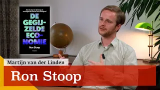 #974: De gegijzelde economie. Een gesprek met Ron Stoop