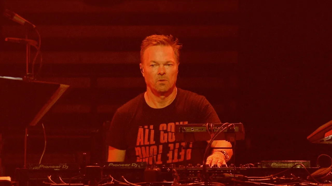 Pete Tong, Ultra Naté, LP Giobbi, Jules Buckley "Free (Do What U Want)" Pete Tong, Ultra Naté, LP Giobbi, Jules Buckley "Free (Do What U Want)"