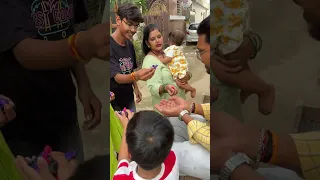 Papa dadi aur Behen ke sath funny balloon wala game khel rahe hain Ayaan babu 😍🎈 #familyfun 