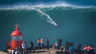 86 Feet 26 21 Meters Sebastian Steudtner Breaks Guinness World Record for Largest Surfed Wave