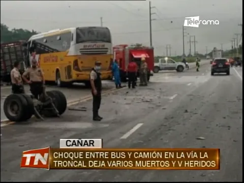 Choque entre bus y camión en la vía La Troncal deja varios muertos y heridos