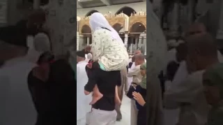 ينهر امه وهو يرضيها يقول لها ملكش دعوه بصوت مرتفع 