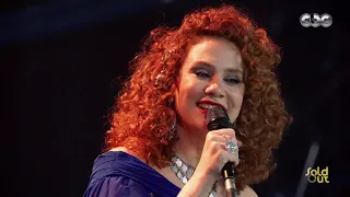 الفنانة لينا شماميان تبدع في غناء أم البطل دندنها