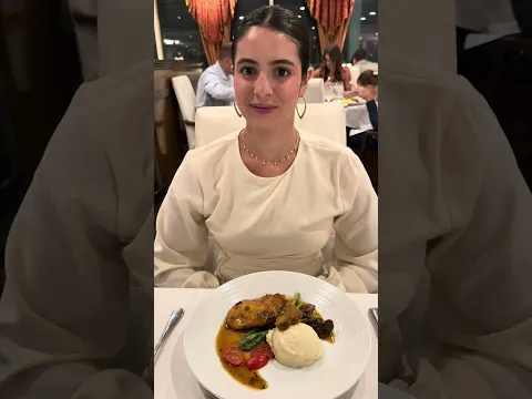 Refazendo o vídeo da comida no restaurante várias vezes pra ver a reação da minha esposa