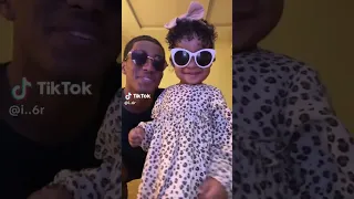 لابس نظارة باليل اااااا 