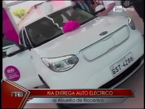 Kia entrega auto eléctrico al abuelito de Riocentro