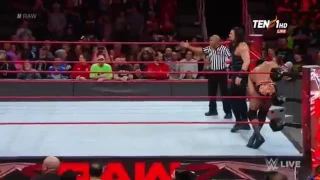رومان رينز ضد جيندر ماهال في عرض الرو 14 3 2017 