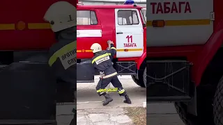 كيف يفعلها رجال الإطفاء بهذه السرعة      دندنها