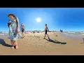 🎈 Fiesta in het Zand! 360° Dagje Uit op een Drukke Catalaanse Strand | Mensen \u0026 Passie (2025)