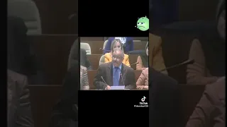 شاعر البرلماني يلقي الشعر في قبة البرلمان دندنها