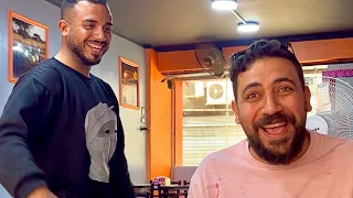 الشاب ده مر بظروف وحشة وجمع اللي معاه وفتح بيهم مطعم بس للاسف مفيش حد عارفه قولت اخدكم ونروح نفرحه   دندنها