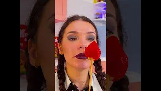 الفراولة الملب سة بالتانغولو تحدي الطعام الحلو 