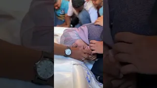 فلسطينية تحضن جثمان زوجها الذي استشهد برصاص الاحتلال خلال انتظاره المساعدات في مدينة خانيونس 