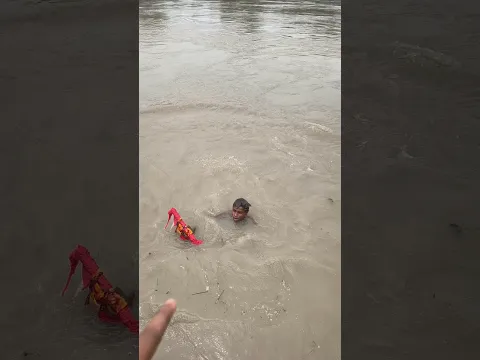 डाक कावड़ कैसे पकड़ी गंगा में से तेर कर भाई ने 😲 ll #shorts #dakkawad #ganga #river #viral