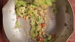 สูตรลับครัวคุณยาย 8 : มะระผัดไข่