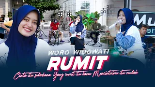 Download Woro Widowati - Rumit (Official Music Live) Cinta itu sederhana Yang rumit itu kamu Mencintaimu itu MP3