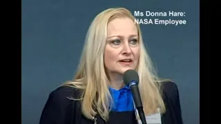 Pogledaj video: Donna Hare priča kako joj je, dok je kao zaposlenica podizvođača s tajnom sigurnosnom dozvolom radila u NASA-inoj zgradi, jedan radnik iz fotolaboratorija pokazao fotografiju NLO-a s aerofotogrametrijskog mozaika. Taj radnik je radio u laboratoriju u kojem su zračnim kistom retuširali i uklanjali NLO-e i druge objekte prije nego što bi fotografije bile puštene u javnost.