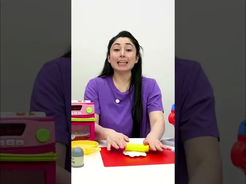 Talía hace pasta de tomate para los cachorros