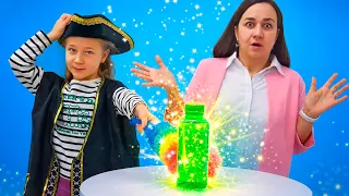 Un momento di gioco tra una bimba e la sua mamma con una pozione immaginaria.