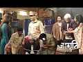 Download Lagu Jagriti Ek Nayi Subah | Shashikant slaagde er opnieuw in Jagriti in de val te lokken door te bewi...