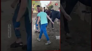 سائحة تشتبك بالأيدي مع شاب بسبب ضرب حمار 