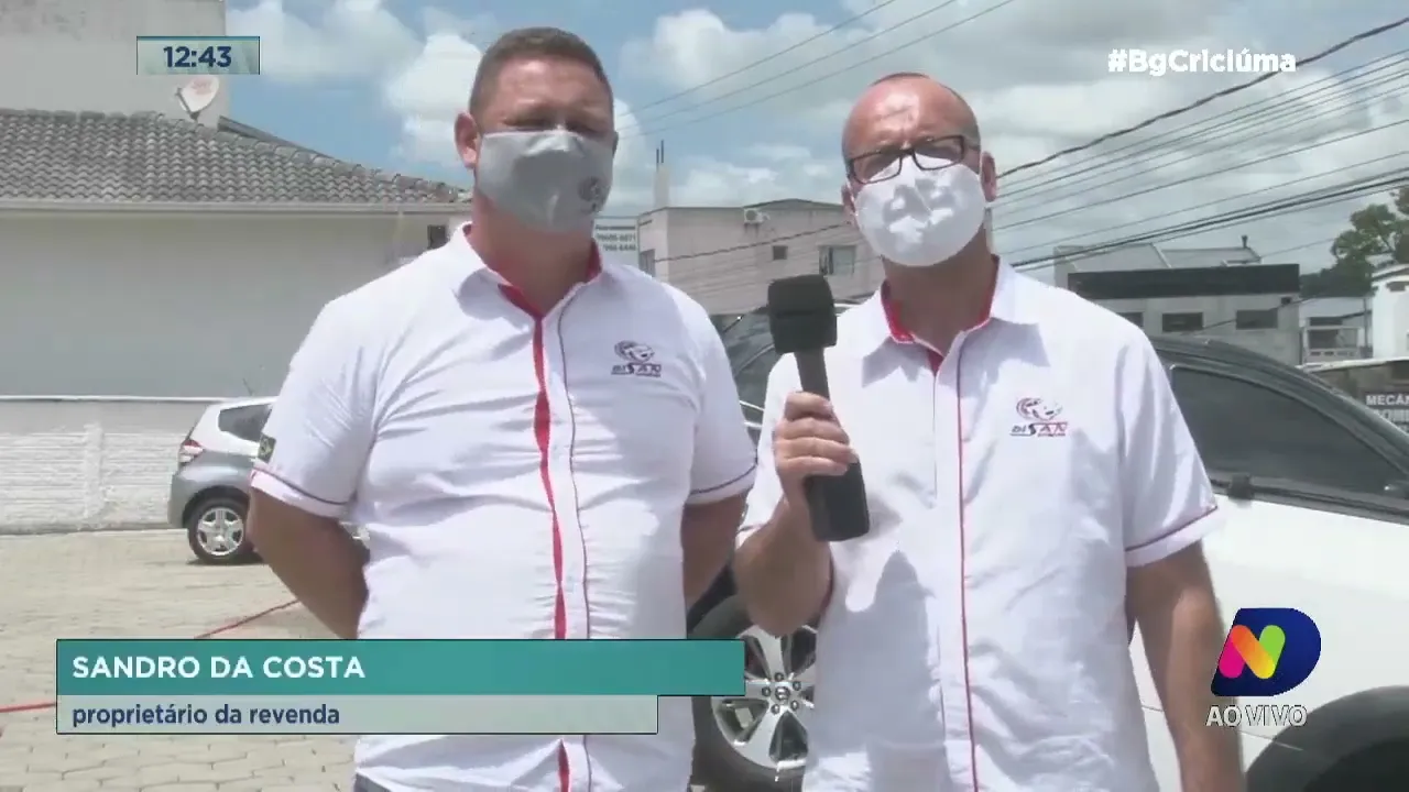 Motorista sob efeito de drogas invade revenda e colide contra carros em Tubarão