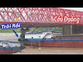 Download Lagu Sông Đuống Nước Chảy Cuồn Cuộn - Qúa Nguy Hiểm Khi Sà Lan Bị Nước Cuốn Trôi